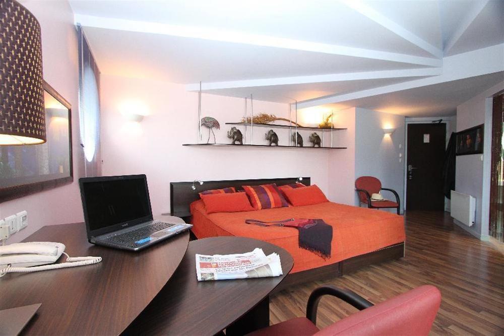 Logis Hotels Le Saint Georges Vendome Exterior photo