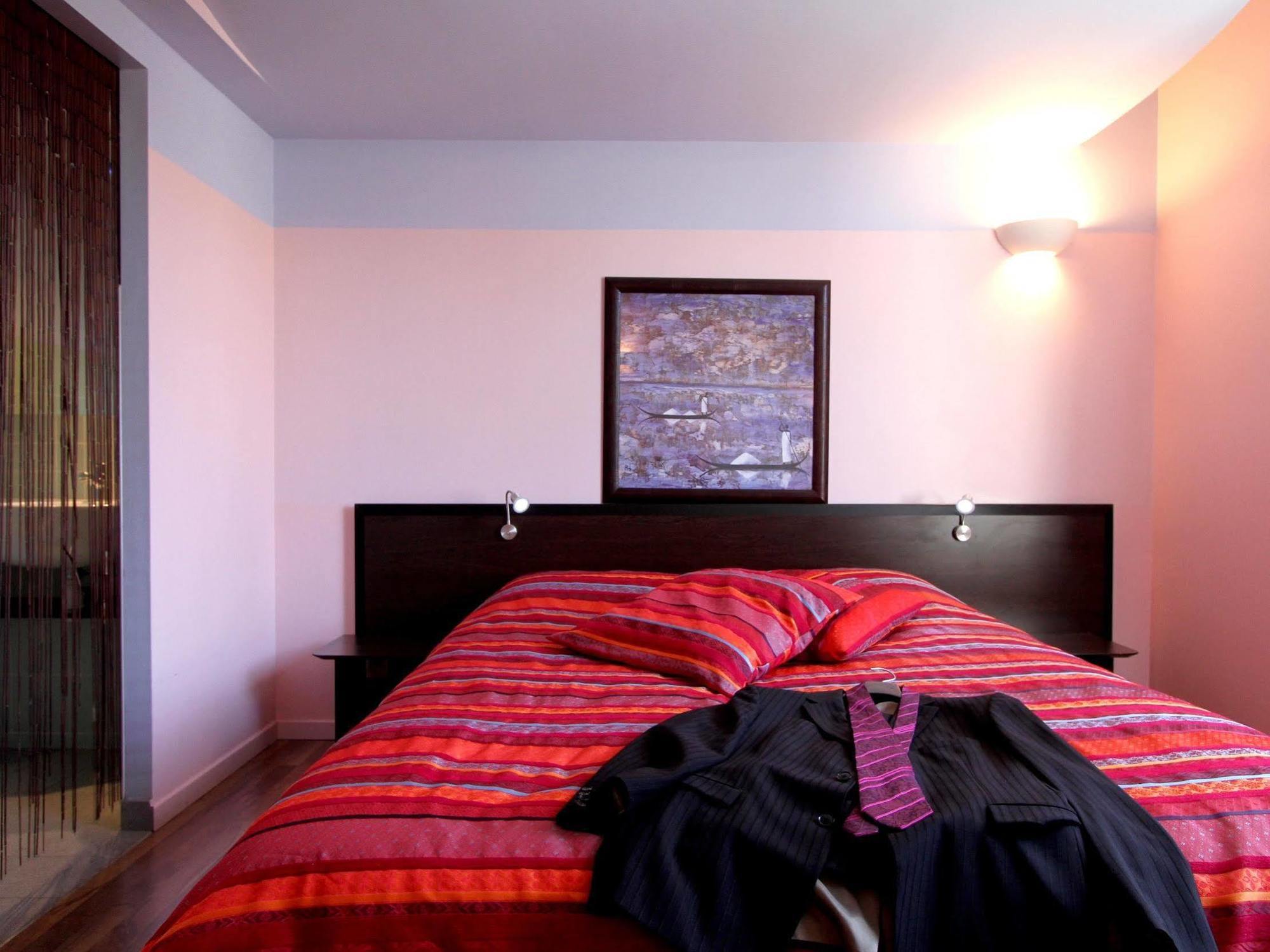 Logis Hotels Le Saint Georges Vendome Exterior photo